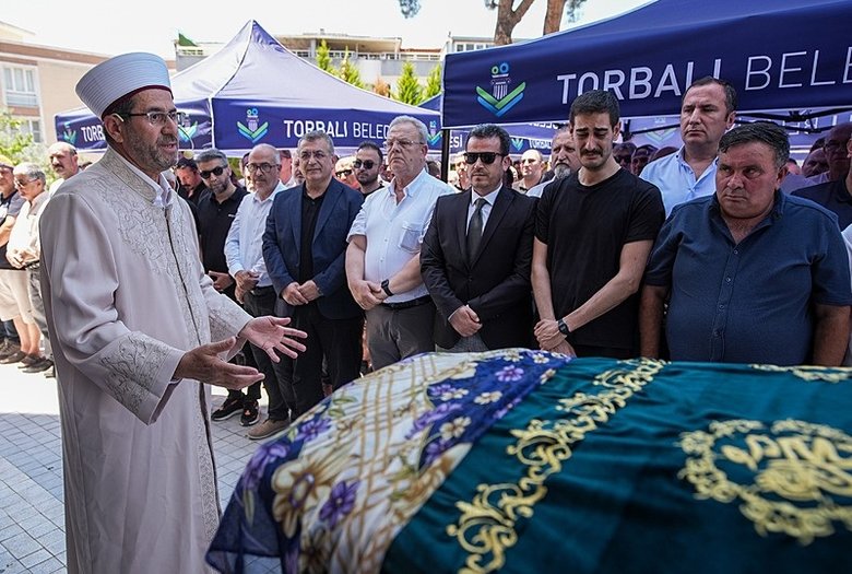 agrida-hayatini-kaybeden-irmak-ogretmen-izmirde-son-yolculuguna-ugurlandi-1781181069543.jpeg