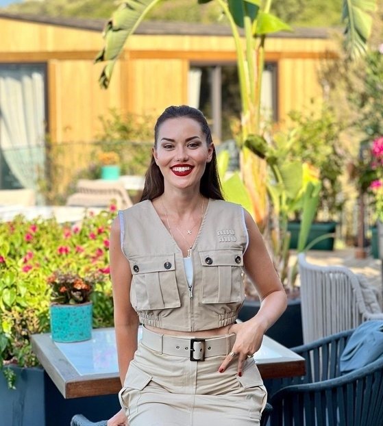 Fahriye Evcen güzelliğiyle mest etti