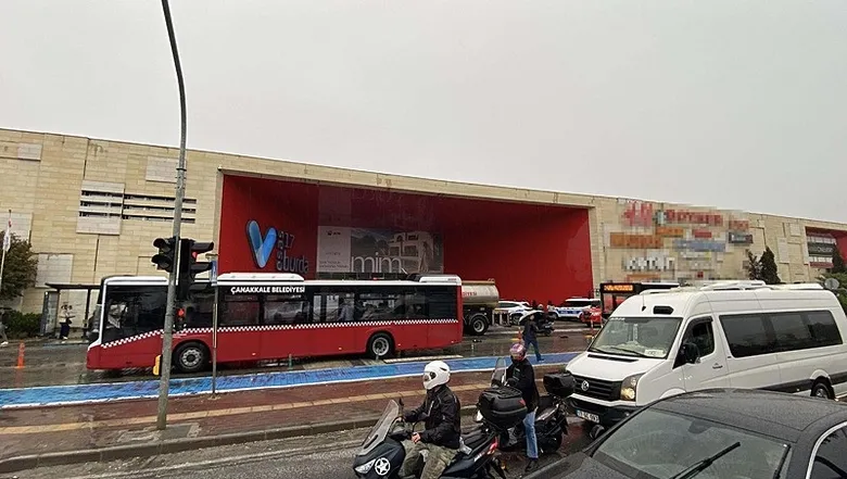 Çanakkale’de AVM yangını! Teknoloji mağazası alevler içinde kaldı