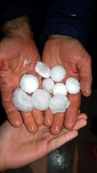 Çeşme’yi hortum diğer ilçeleri dolu vurdu