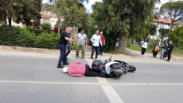 Foça’da acı motosiklet kazası! Kız çocuğuna çarpıp yola savruldu