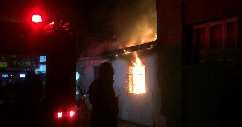 Alaşehir’de tek katlı evde yangın çıktı