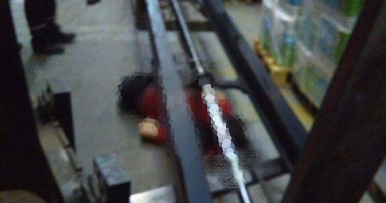 İzmir’de feci olay! Devrilen forkliftin altında kalıp...