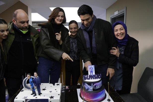 Akıncı dizisinin yıldızı Şükrü Özyıldız’a dizi setinde doğum günü sürprizi