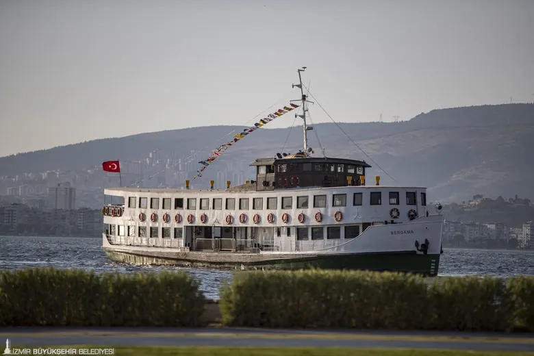 izmirde-hafta-sonu-plani-yapanlara-mujde-bergama-vapuru-yeniden-korfeze-aciliyor-izmiri-bu-sefer-denizden-kesf-1792058551101.png