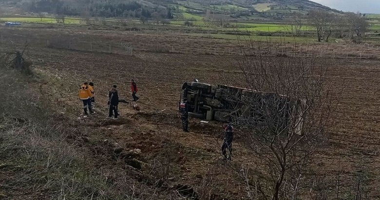 Balıkesir’de şarampole devrilen kamyonun sürücüsü öldü