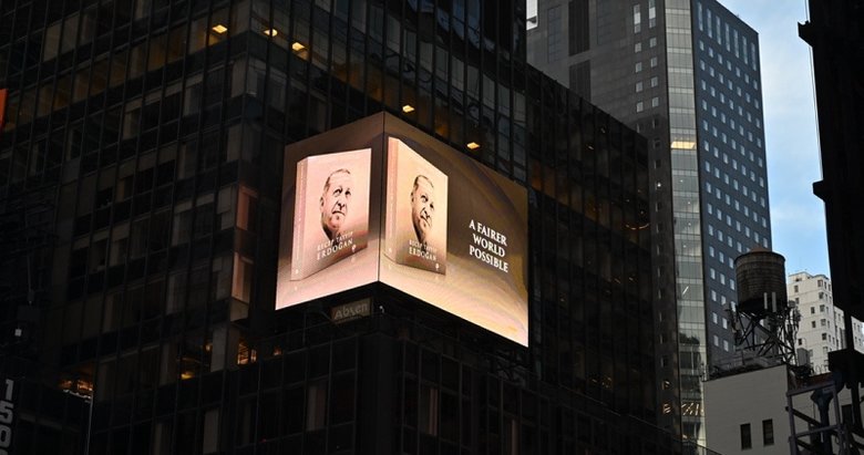 Başkan Erdoğan’ın “Daha Adil Bir Dünya Mümkün” kitabı New York’ta led ekranlarda tanıtıldı