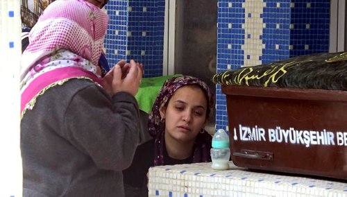İzmir’de sinekliğin yerinden çıkması sonucu pencereden düşüp ölen bebeğin cenazesi defnedildi! Annenin feryatları yürek yaktı