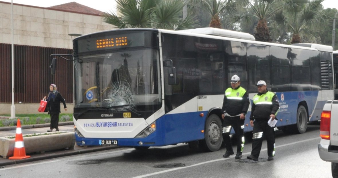 denizli de valilik eskortuna otobus carpti