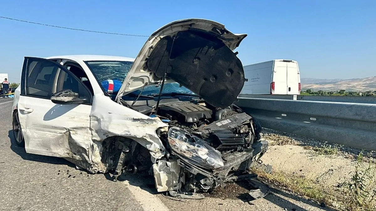 SON DAKİKA: Manisa'da feci kaza! Otomobil motosiklete çarptı: Ölü ve yaralılar var
