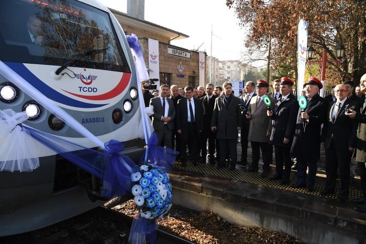 Isparta-İzmir arasında sefer gerçekleştirecek! Güller Ekspresi ilk yolculuğuna uğurlandı
