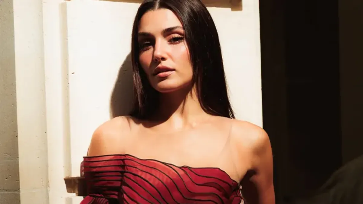 Hande Erçel, Paris Moda Haftası'nda Tarzıyla Dikkat Çekti
