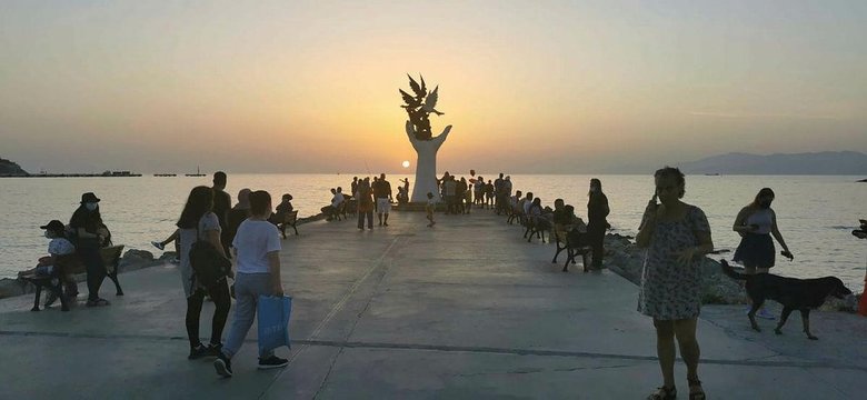 Kuşadası’nda gün batımı izleyenleri mest etti