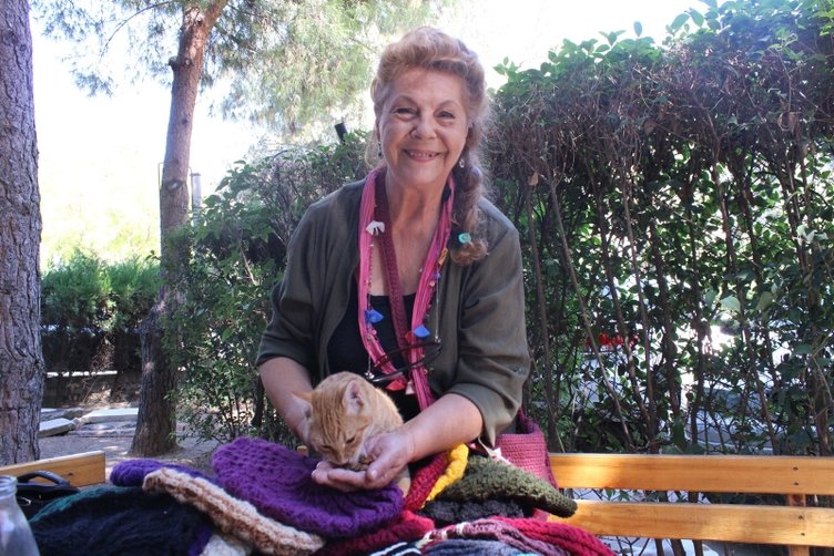 Ünlü oyuncu Fatma Belgen pazarda bere satıyor