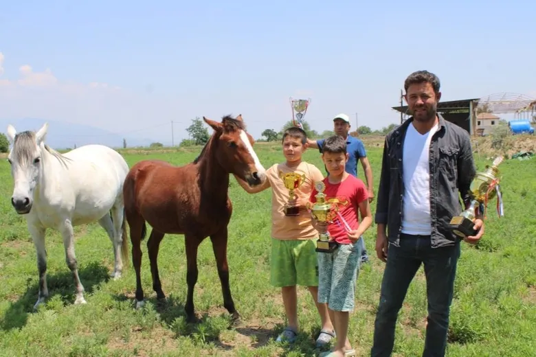 Rahvan Atalarından devraldığı binlerce yıllık rahvan at geleneğini yaşatıyor ...