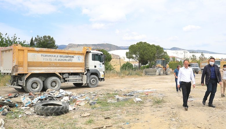 Pamukkale Belediyesi, turizm bölgesindeki hurda araçların bulunduğu depoyu kaldırdı