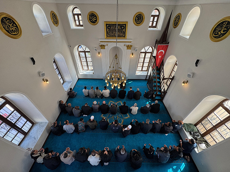 132-yillik-asmali-mescit-torenle-ibadete-acildi-1773434338243.png