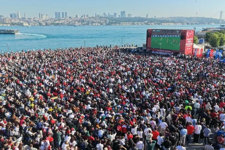 son-dakika-yks-nedeniyle-meydanlarda-milli-mac-yayini-yapilmayacak-1781869432342.jpeg