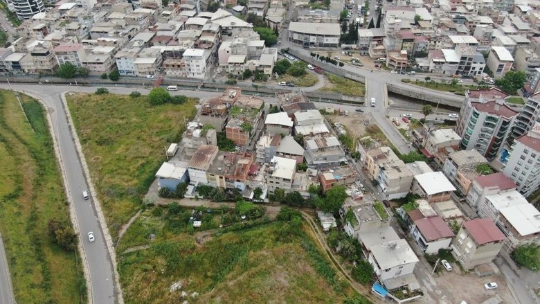 izmirde-bornova-belediyesinin-imar-planina-mahalleli-isyan-etti-evlerimiz-muteahhitlere-peskes-cekiliyor-1778399448451.jpeg