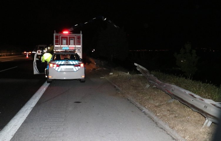 İzmir’de kamyon ile otomobil şarampole devrildi