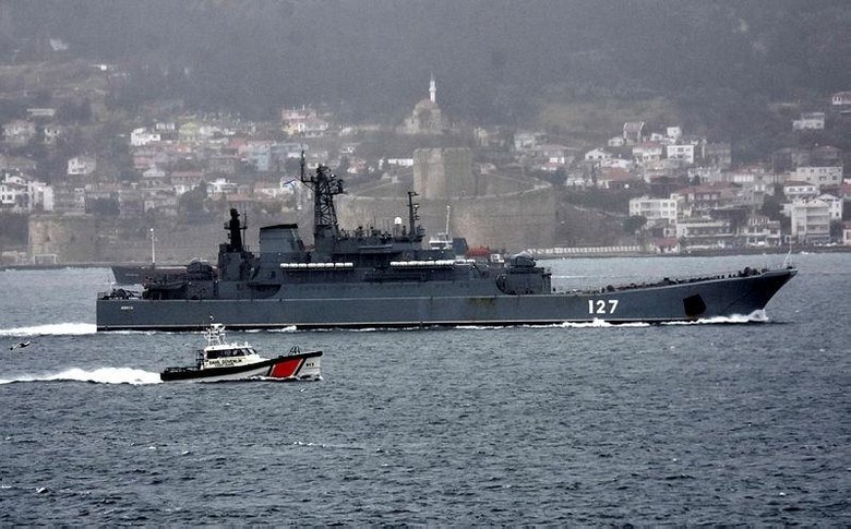 Çanakkale Boğazı’ndan peş peşe geçtiler! Türk botları eşlik etti