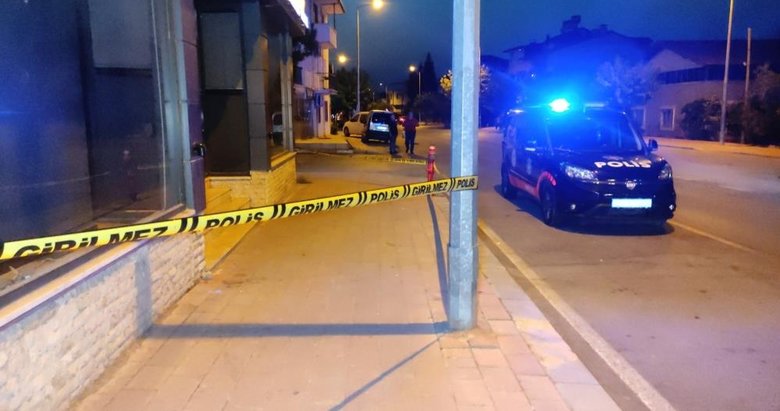 Denizli’de film gibi olay! Motosikletli kar maskeliler kaldırımda yürüyen adama ateş açtı