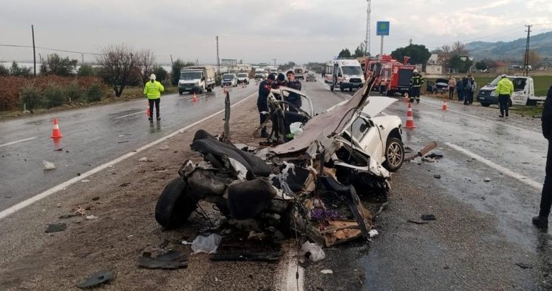 Denizli’de feci kaza! 3 ölü... Otomobil adeta yok oldu
