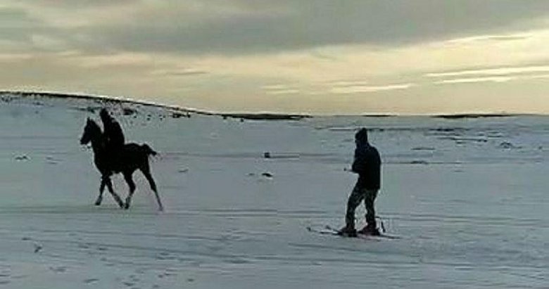 Kar üzerinde atlarla kayak! Ege’deki görüntüler sosyal medyada ilgi gördü
