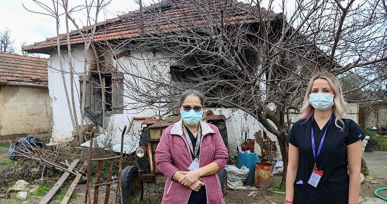 Yanan evdeki 80 yaşındaki karı-kocayı çıkaran Kovid-19 aşı ekibi o anları anlattı