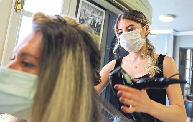 O Suriyeli küçük kız şimdi genç bir kuaför