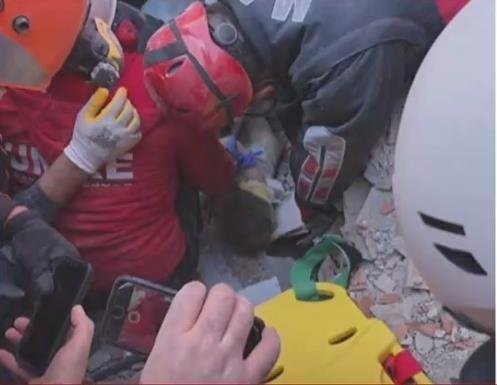 İzmir’de mucize kurtuluş! Ayda Bebek enkazdan çıkartıldı