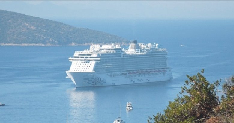 Dev gemi 1750 yolcusuyla Marmaris’e demir attı