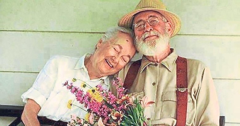 Bir yastığa baş koyduran kahve