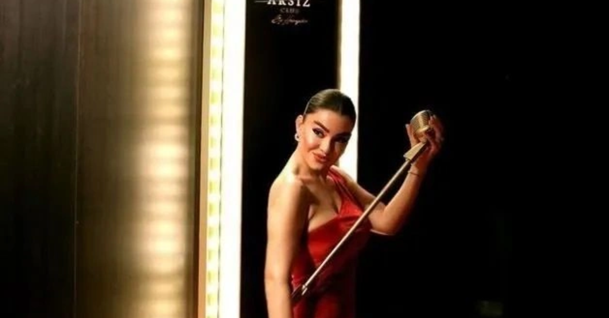 66’lık dede Ajda Pekkan’ın vokalisti Tuğba Tufantepe’yi canından bezdirdi!