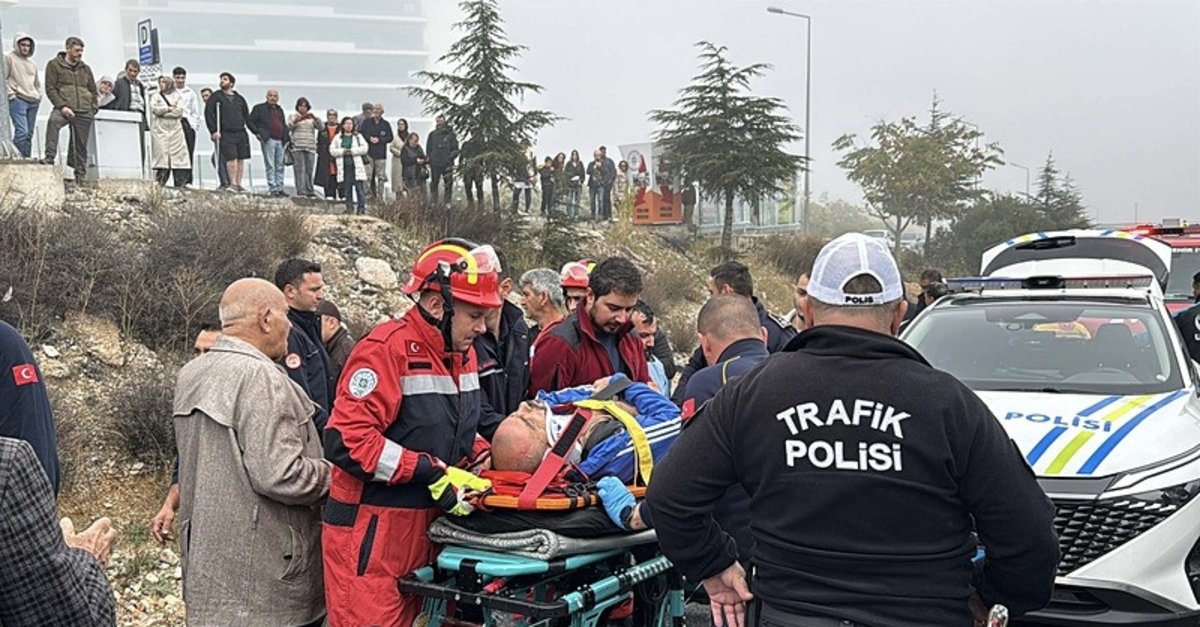 Muğla'da ortalık cehenneme döndü! Yolcu minibüsü şarampole devrildi: 15 yaralı