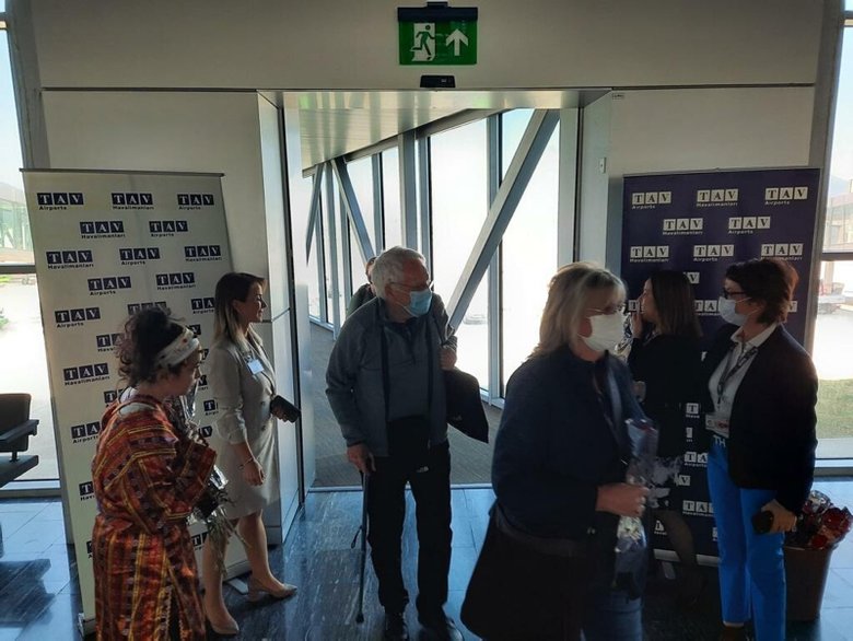 2 yıl sonra Bodrum’a geldiler! İngiliz yolculara çiçekli karşılama