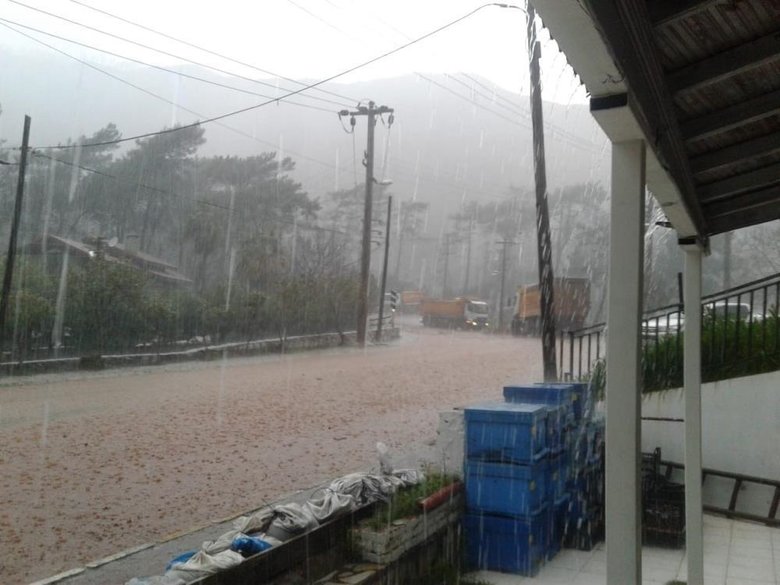 Marmaris’i sağanak vurdu! Yollar göle döndü evleri su bastı