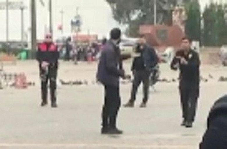 İzmir Valiliği önüne silahla gelerek 4 el havaya ateş açtı! Hareketli anlar kamerada