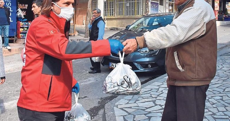 İzmir’de dar gelirlilere 10 ton balık dağıtıldı