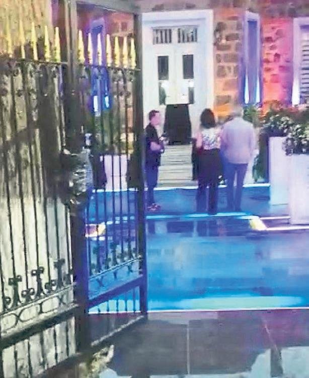 Müştemilat kapısından yalı düğününe giriş