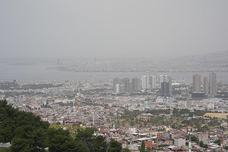 Çöl tozu İzmir’e çöktü! Tüm şehir griye döndü
