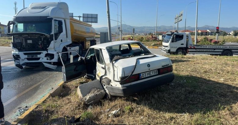 Kırmızı ışık ihlali yapan çekici otomobile çarptı: 3 yaralı