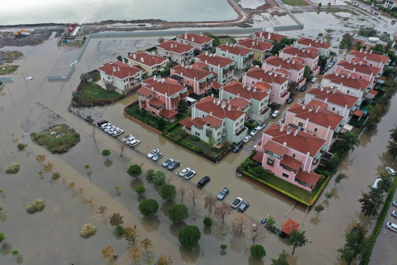 İzmir’de deniz taştı, felaketin boyutu havadan görüntülendi
