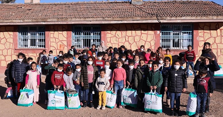 NUN Okulları öğrencileri ihtiyaç sahibi çocuklara sıcak bir kış hediye ediyor!
