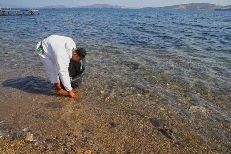 Foça’da denize sızan akaryakıt temizlendi