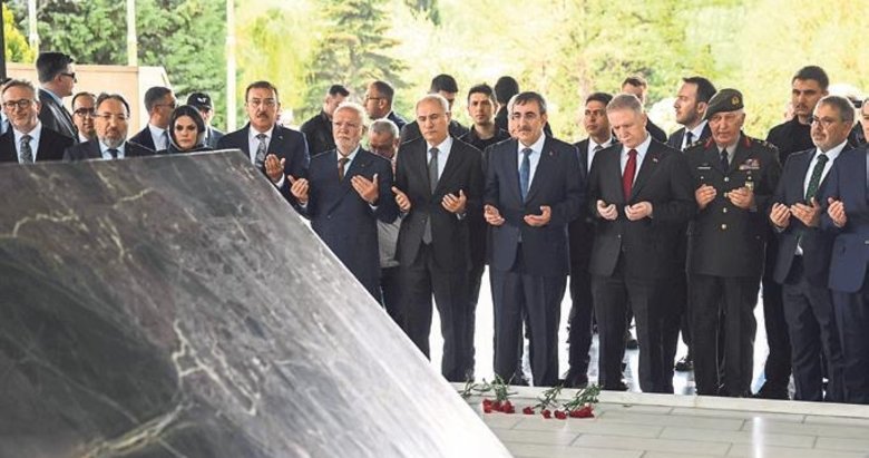 Özal kabri başında anıldı