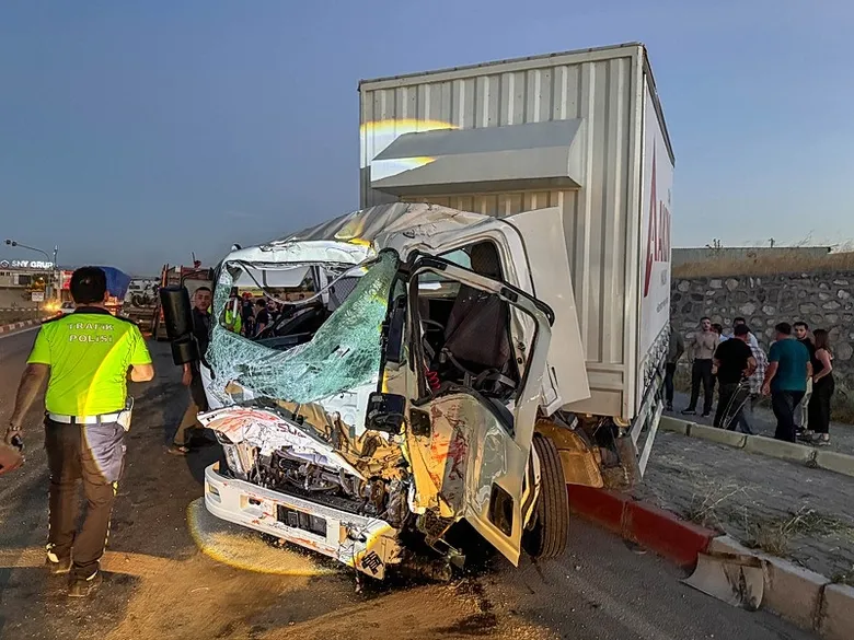 Uşak’ta korkunç kaza! İtfaiye aracı ile kamyon çarpıştı: 1 ölü, 2 yaralı