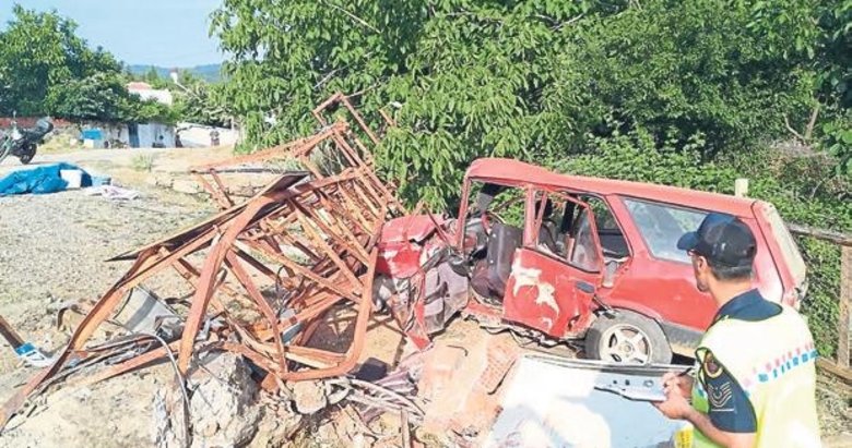 Elektrik direğine çarpan otomobildeki 2 kişi öldü