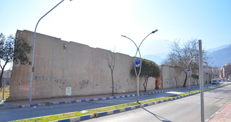Manisa’da 60 yıllık fabrikadan geriye kalan duvar tehlike saçıyor