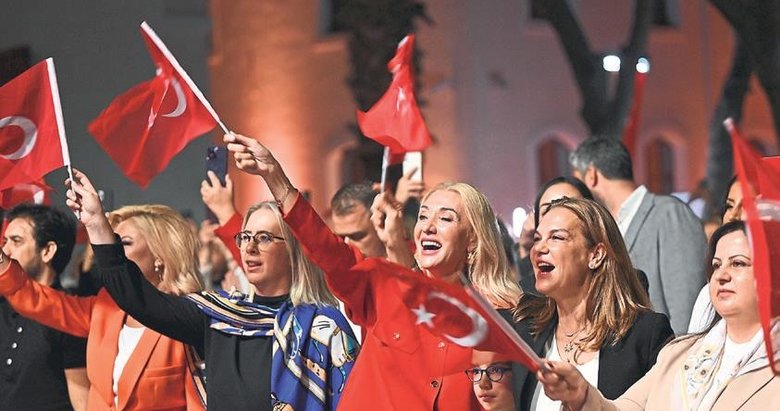 Cumhuriyetimizin 100. Yılı Defilesi İzmir’de gerçekleştirildi